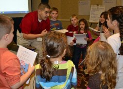 students dicsussing with teacher